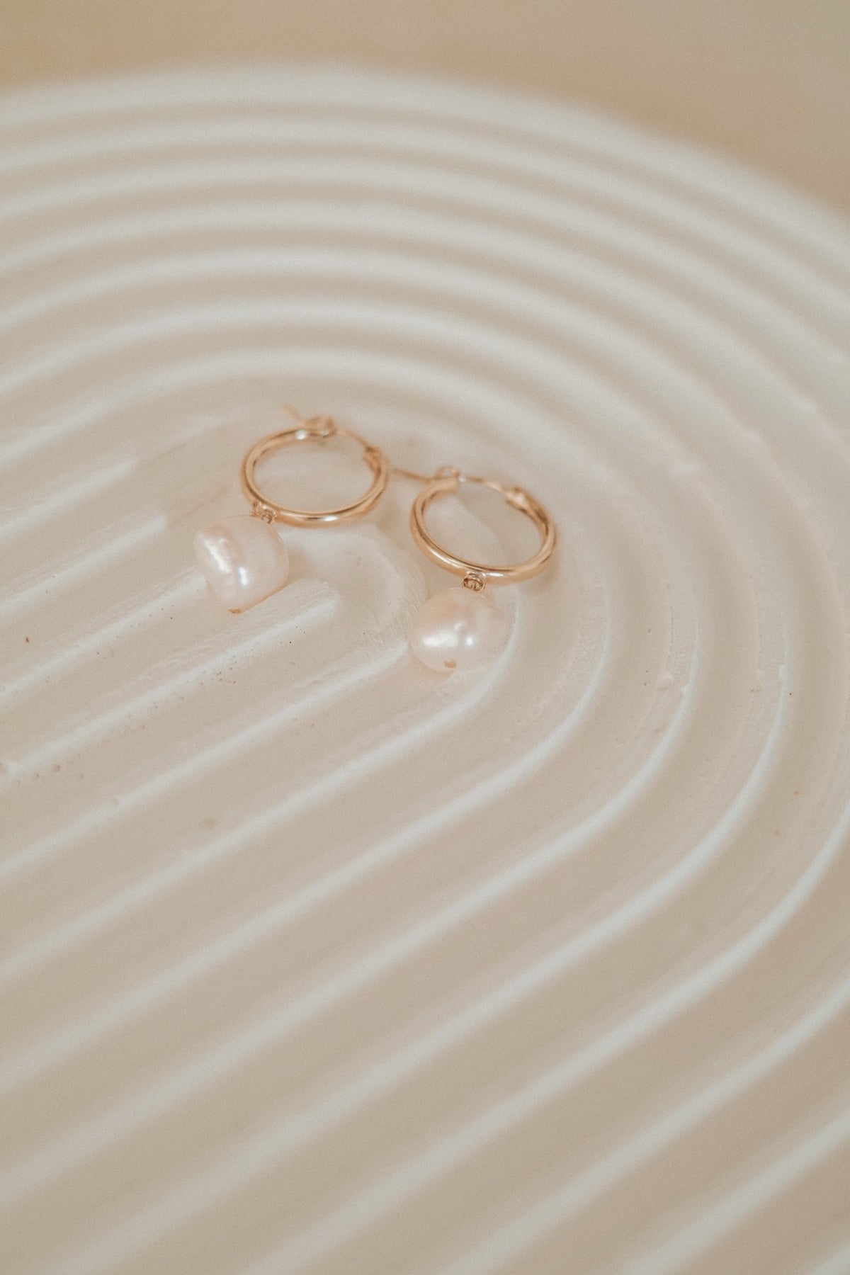 Gold 19 mm Huggie Hoops with Freshwater Baroque Pearl, detail